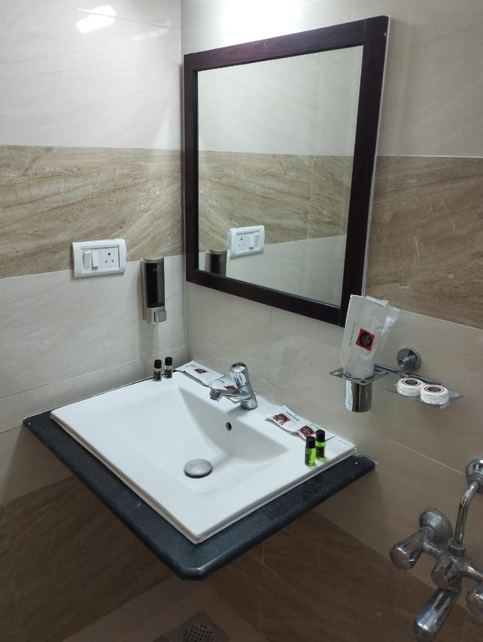 ホテル Annai Residency ヴェールール エクステリア 写真