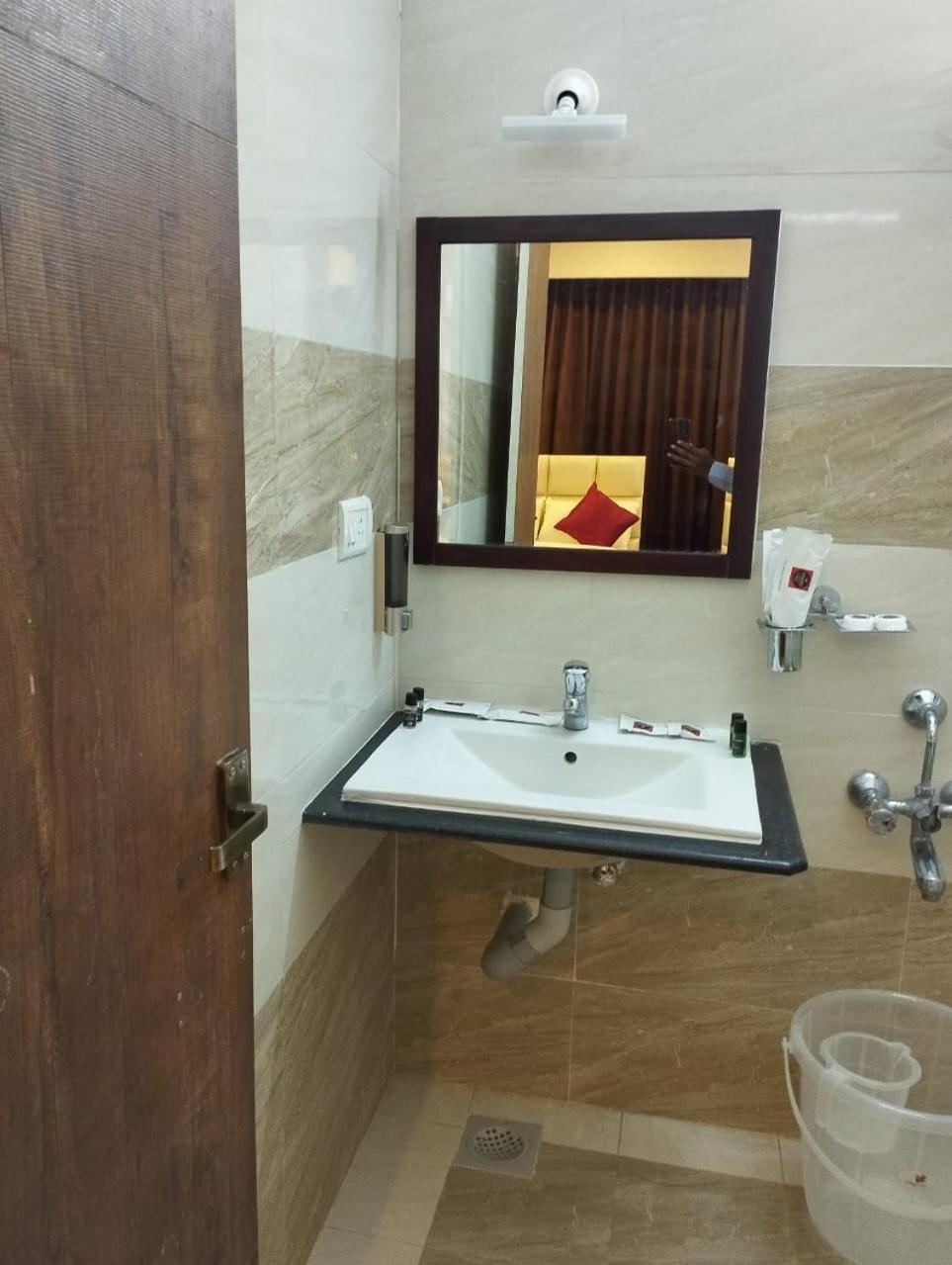 ホテル Annai Residency ヴェールール エクステリア 写真