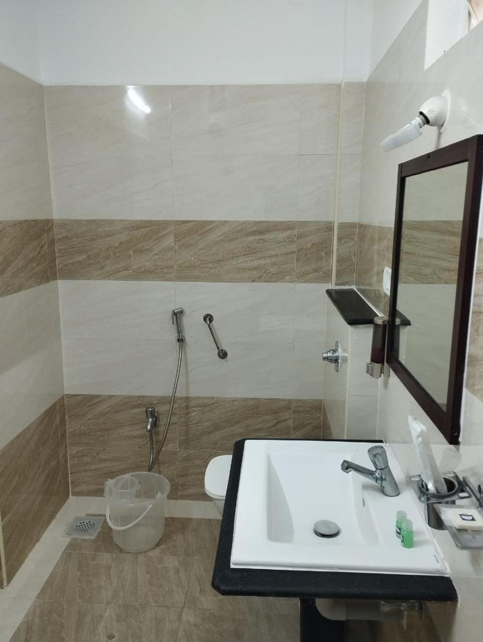 ホテル Annai Residency ヴェールール エクステリア 写真
