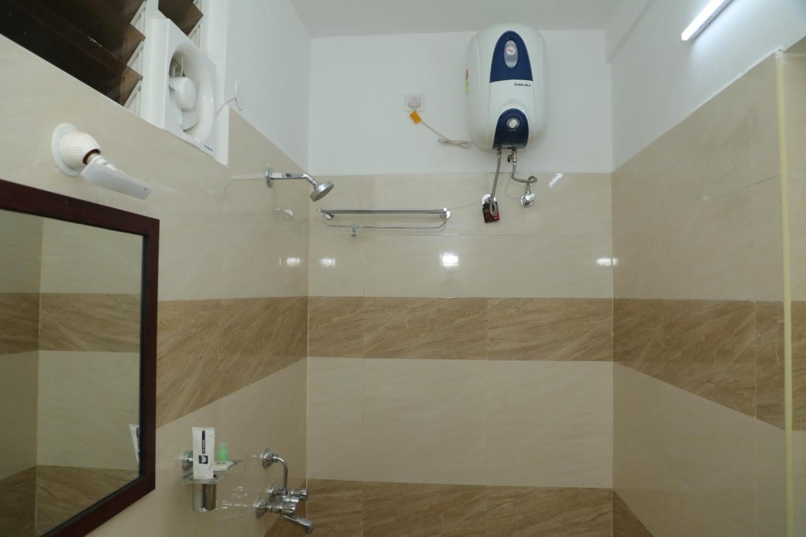 ホテル Annai Residency ヴェールール エクステリア 写真